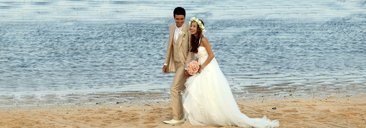 wedding couple at beach.jpg