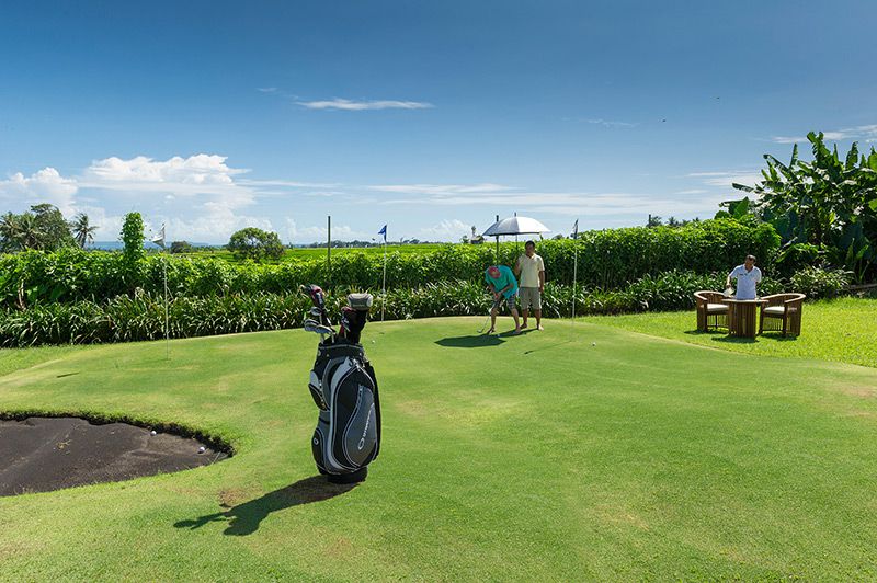 Villa-Mandalay-Putting-green-at-the-end-of-the-garden.jpg