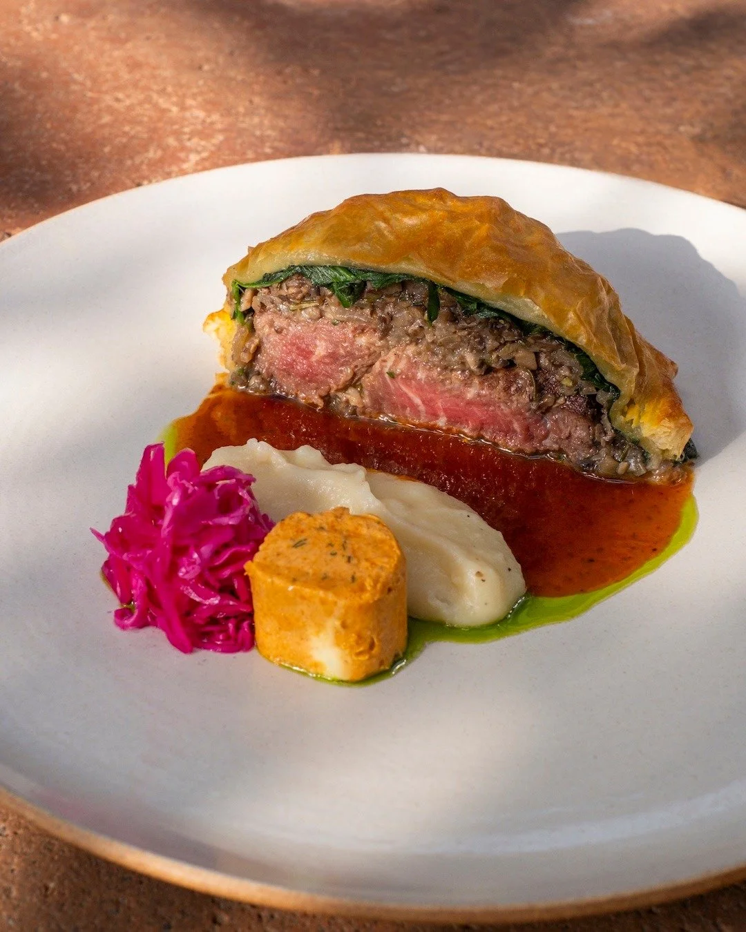 Because Christmas deserves a proper main. Our Wellington brings the comfort, the flavor, and the festive feeling. 🎄🤍✨ 24-26 December from 5.30 pm. Book your Christmas Dinner now.

WELLINGTON
tenderloin au mb3, duxelles, classic mash, pickles, cafe 