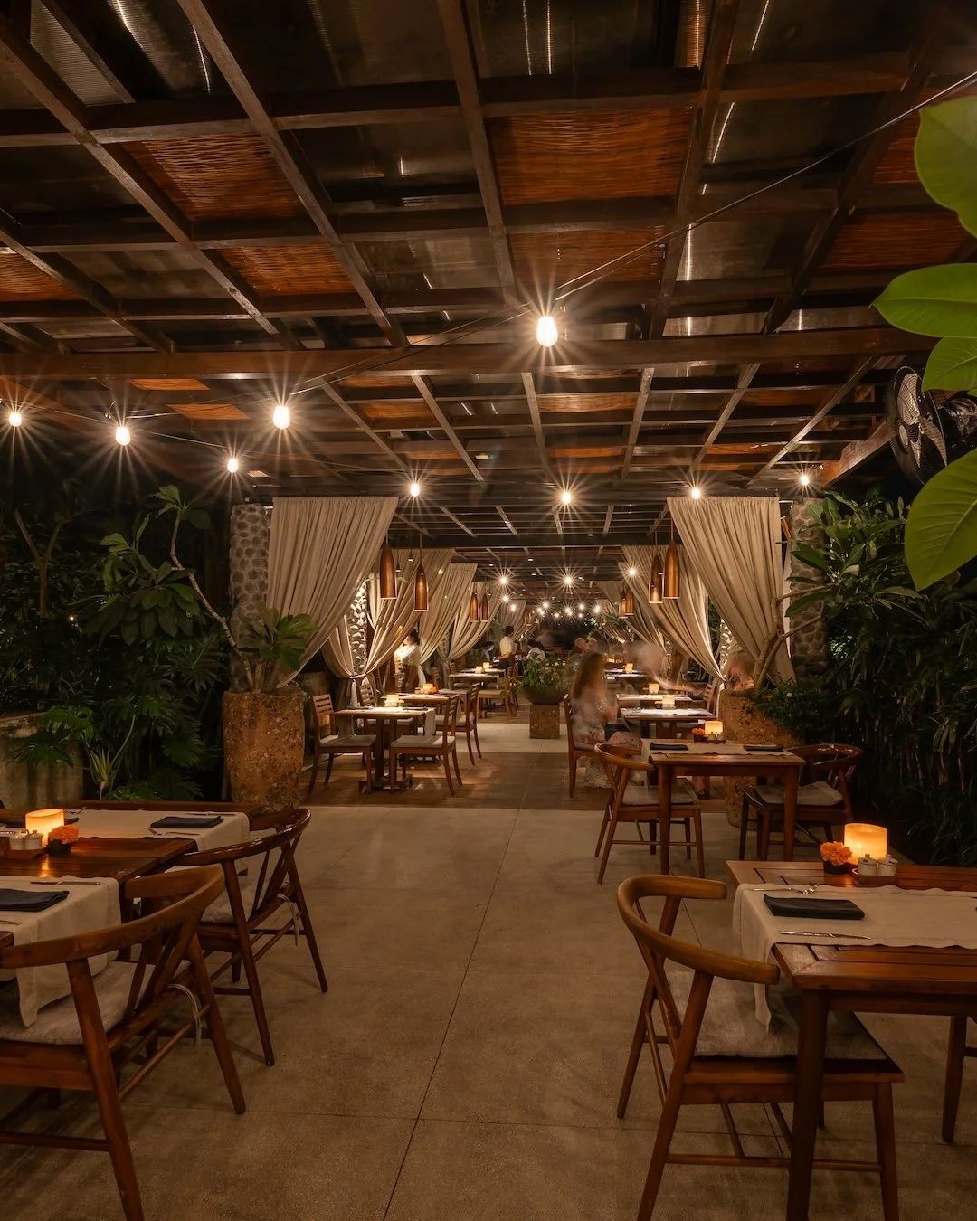 Perched above the jungle, Copper&rsquo;s rooftop feels like a hidden treetop lounge &mdash; warm lighting, open air, and a view that turns every dinner into an occasion. In Ubud, this is where atmosphere meets appetite. 🌿🍷✨ #UbudEats #APerfectBite
