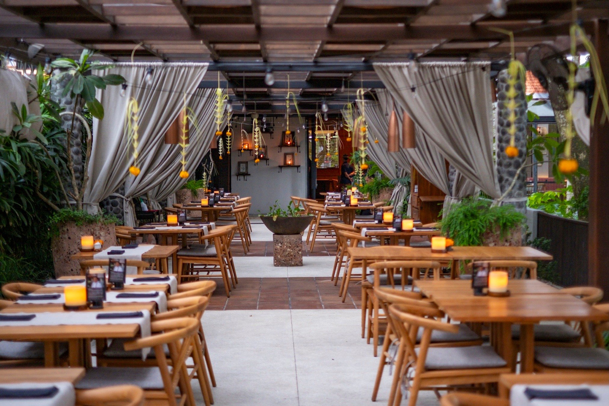 Looking for where to dine in Ubud tonight? 🌿🍴 Set high above the town, Copper Kitchen, Bar &amp; Rooftop offers elevated dining, handcrafted cocktails, and panoramic jungle views perfect for long, memorable evenings.

Book A Table
Call +62361479288