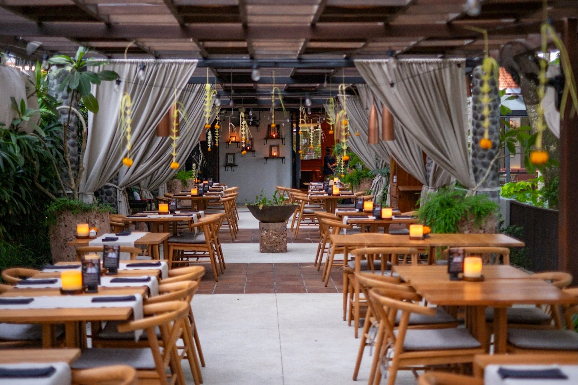 Looking for where to dine in Ubud tonight? 🌿🍴 Set high above the town, Copper Kitchen, Bar &amp; Rooftop offers elevated dining, handcrafted cocktails, and panoramic jungle views perfect for long, memorable evenings.

Book A Table
Call +62361479288