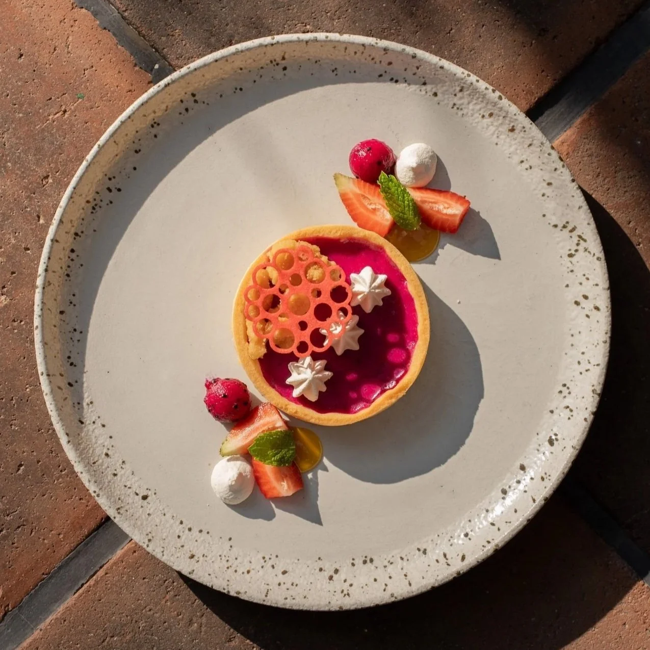 DRAGONFRUIT TARLETTE milk rocks, meringue