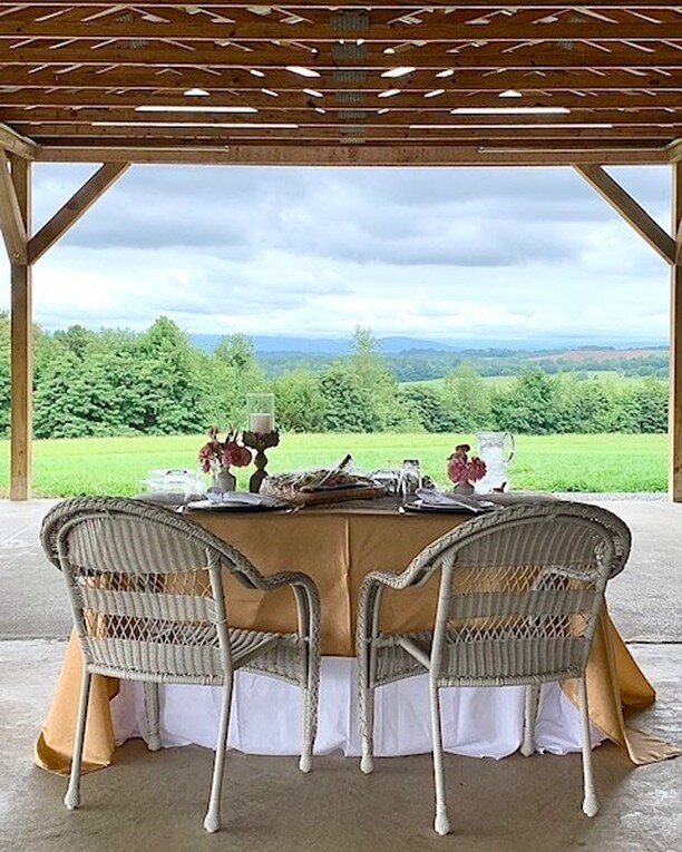 A romantic picnic for two that took place at the pavilion today, with a memorable private helicopter tour by Scenic Helicopter Tours!! Fresh pink florals, charcuterie board and dishes provided by @colley_hill_florals!! ❤