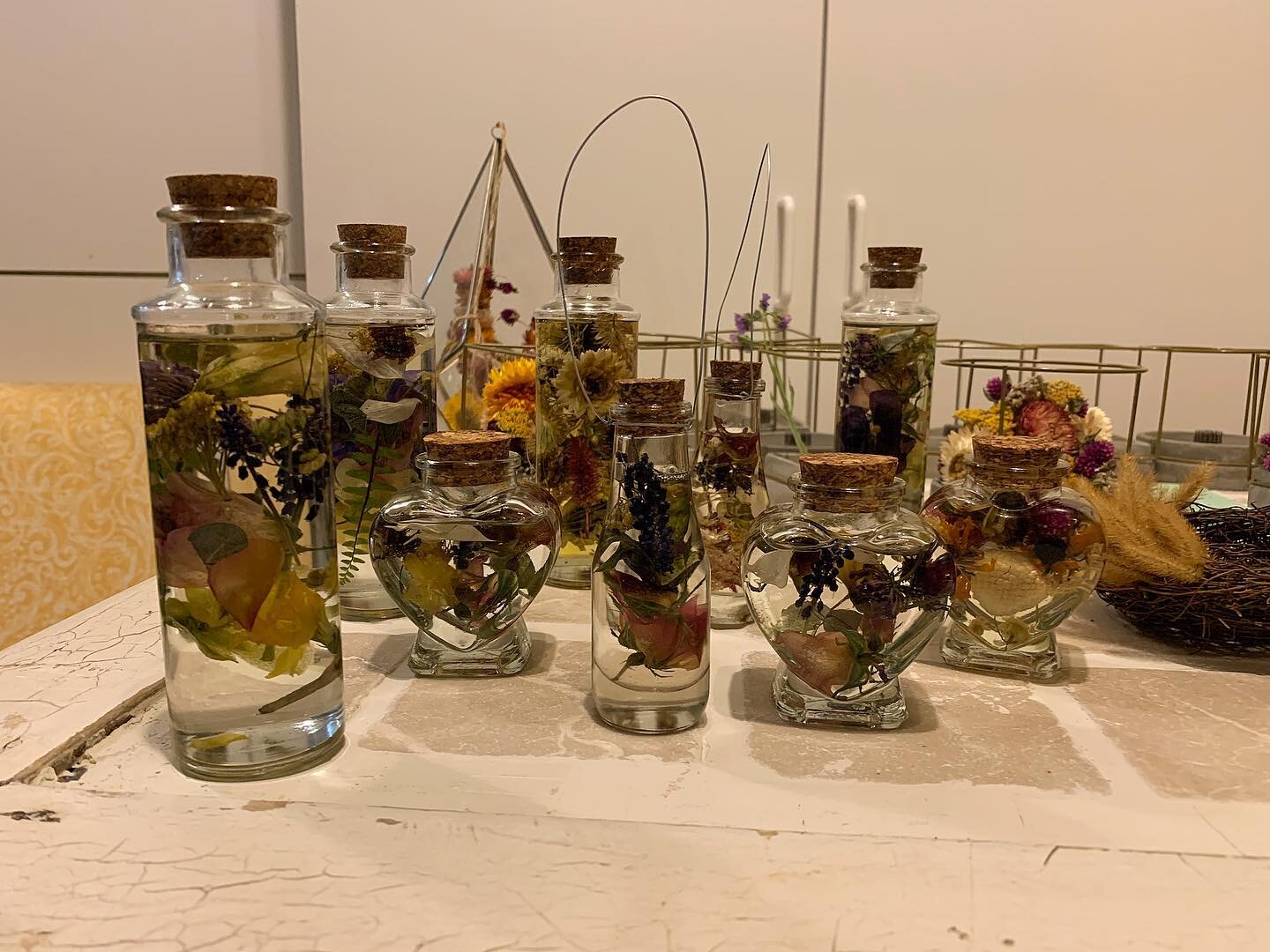 And here&rsquo;s my pretty little floral herbarium bottles🤗