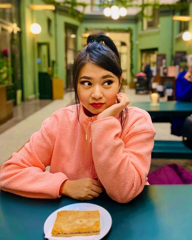 Always lookin at someone else&rsquo;s food 🍰