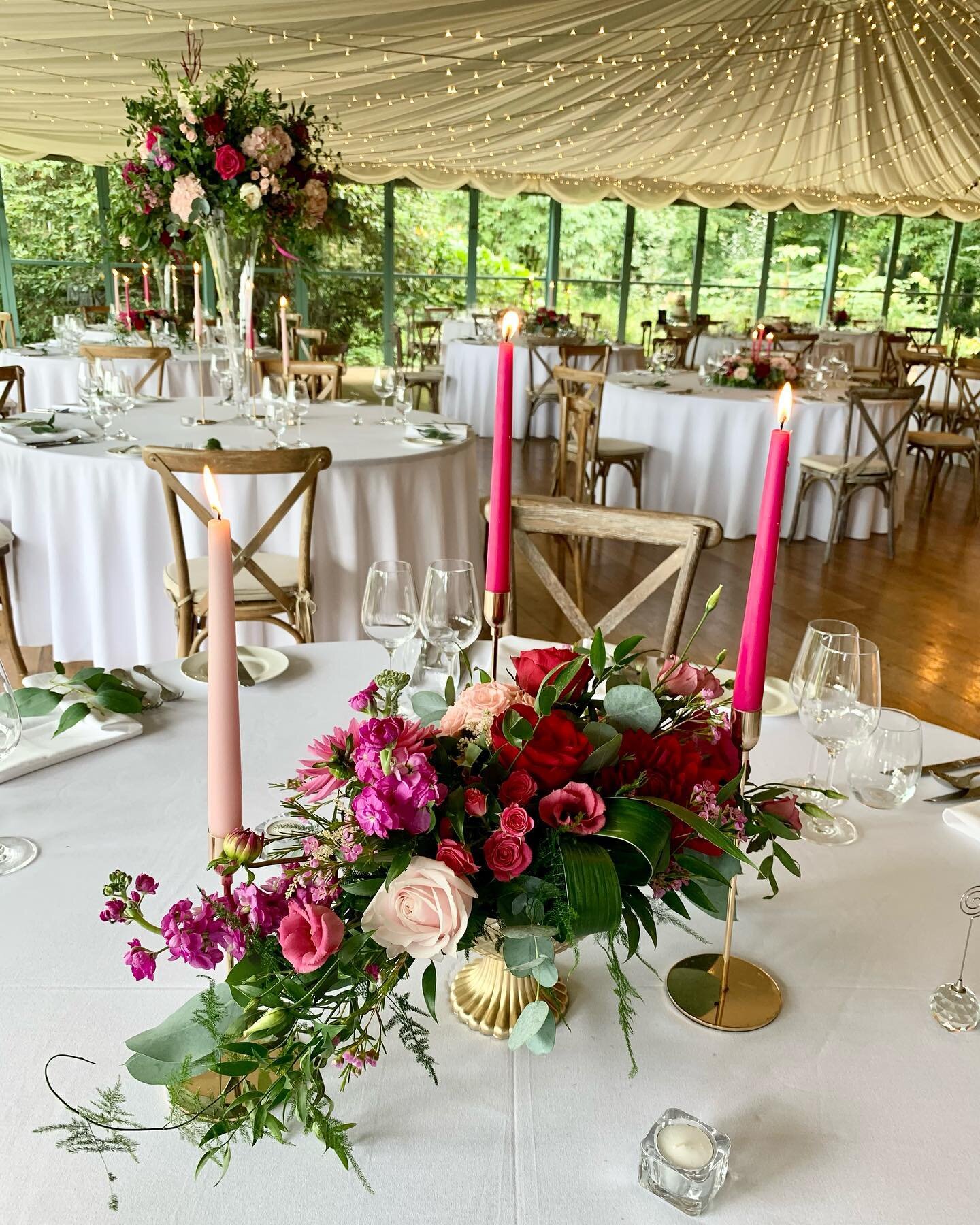 A combination of low &amp; tall centrepieces 👌 @virginia_park_lodge 
🌟gives the illusion of more flowers (eye level + table level)
🌟brings balance to a space 
🌟helps reduce budget rather than having all tall centrepieces

#footedrosebowl #niflori