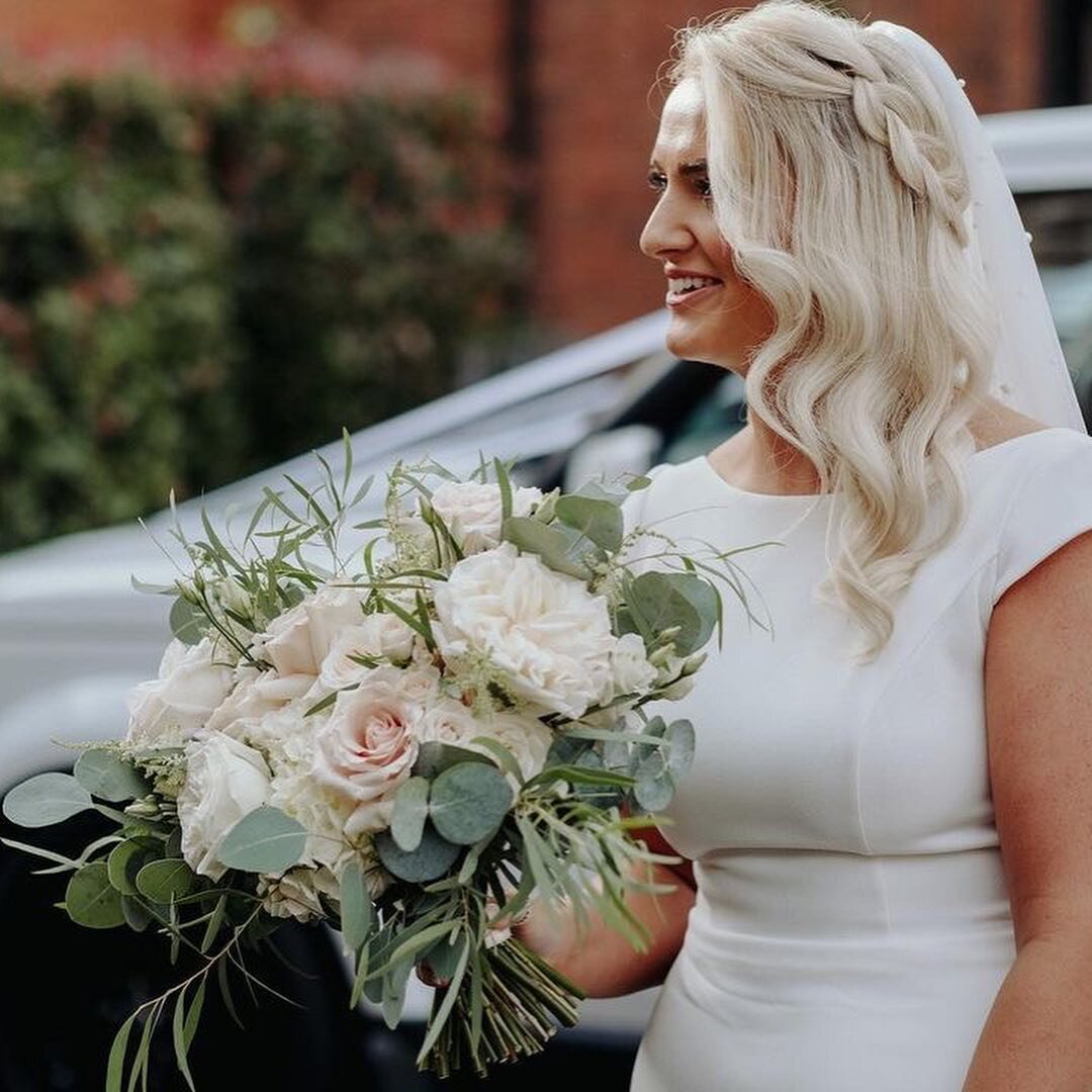 Aliyah &amp; Stewart- one of our beautiful October couples 🤍 Amazing photos by @futurelooksgood 📸

#octoberwedding #nibride #gettingmarriedinnorthernireland #niweddingvenue #niwedding #niweddings #bridalbouquet #whitewedding #niweddingflorist #niwe