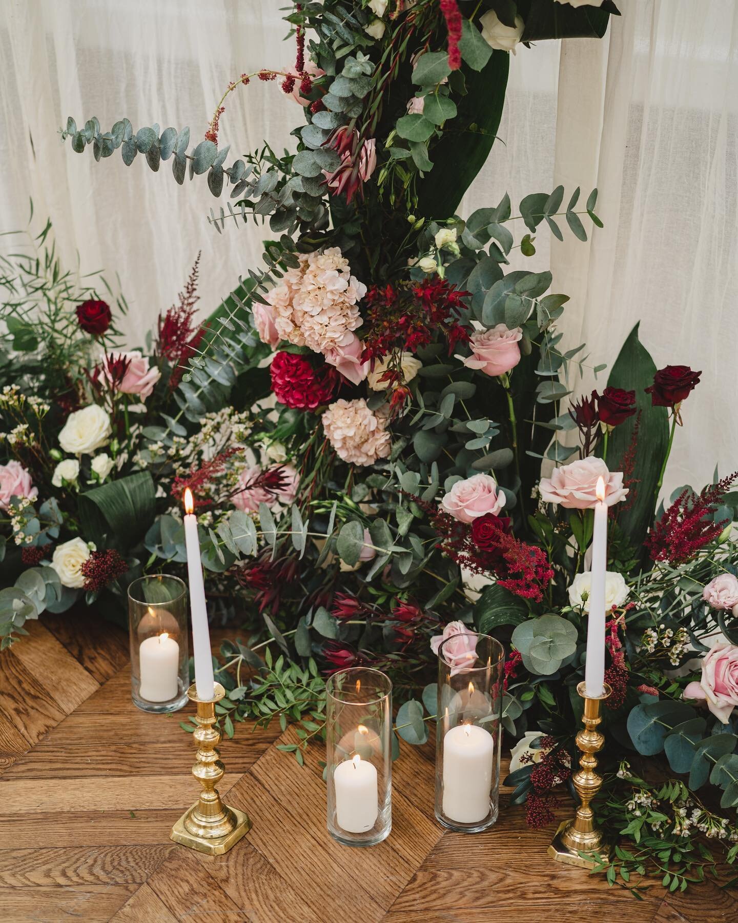 It&rsquo;s all in the details&hellip; 🌿🕯✨
Aimee &amp; Stephen&rsquo;s big day was captured beautifully by @simpletapestry 📸
@titanichotelbelfast ⚓️
Styling by @thisoldhome ✨
#ceremonydecor #ceremonyflowers #ceremonybackdrop #floralbackdrop #belfas