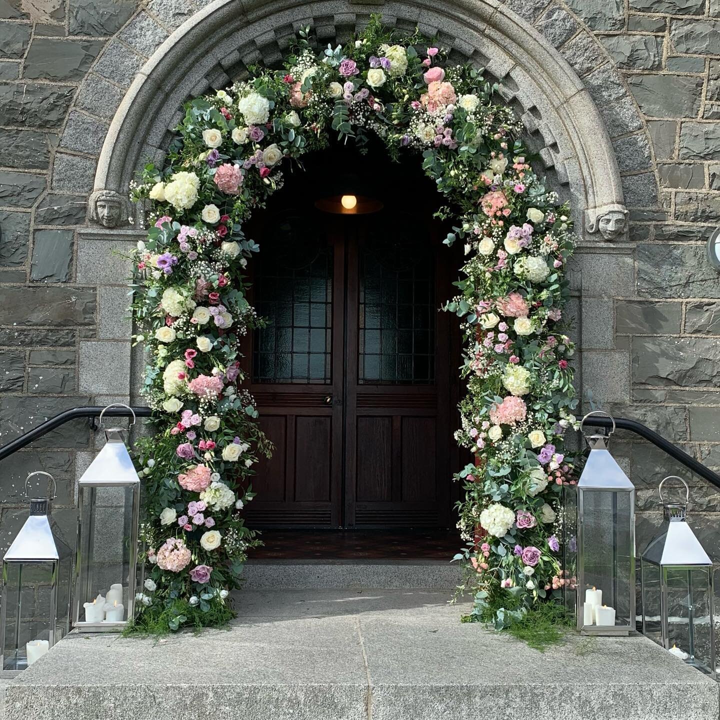 Because who doesn&rsquo;t love a floral arch &hellip; Katie &amp; Ciaran&rsquo;s ceremony &amp; reception flowers 🌸 💒 💕@bellinghamcastle 
#floralarch #churchflowers #ceremonyflowers #receptionflowers #floralcenterpiece #candelabracenterpiece #cand