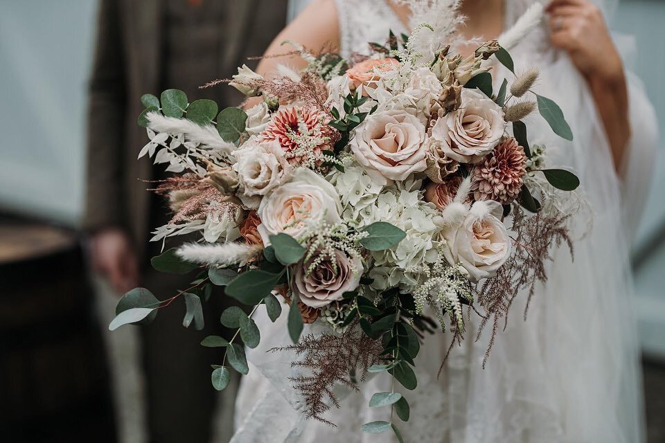 Rebecca&rsquo;s bouquet- all the nude, rust and cream tones featuring roses, lisianthus &amp; hydrangea 🤍 
Swipe for more beautiful photos by @victoriawhitingphotography 📸 
#nuderose #bridalbouquet #rustrose #lisianthus #nudetones #cappuccinoroses 