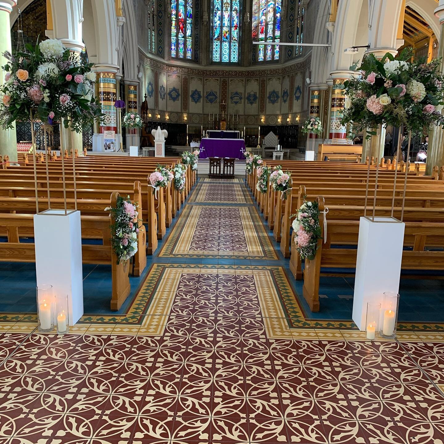 Aisle flowers @stpeterscathedral for Sarah &amp; Scott 💕 All arrangements were adapted to suit @belfast_castle as centrepieces - Swipe to view 🌸🌷🤍
#cathedralwedding #cathedralflowers #aisleflowers #whitewedding #belfastcathedral #gettingmarriedin