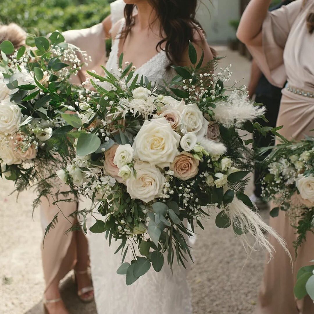 Alana &amp; Feargal 🌿 🤍
What a lovely couple they were to work with 💕 Swipe to see more of their fab day with a sneak peek by @alexmcknightpm and first couple of photos by @paulagillespie 📸 
Dress: @ivyandwhitebride 
Makeup: @ellen.lunney 
@dm_ma