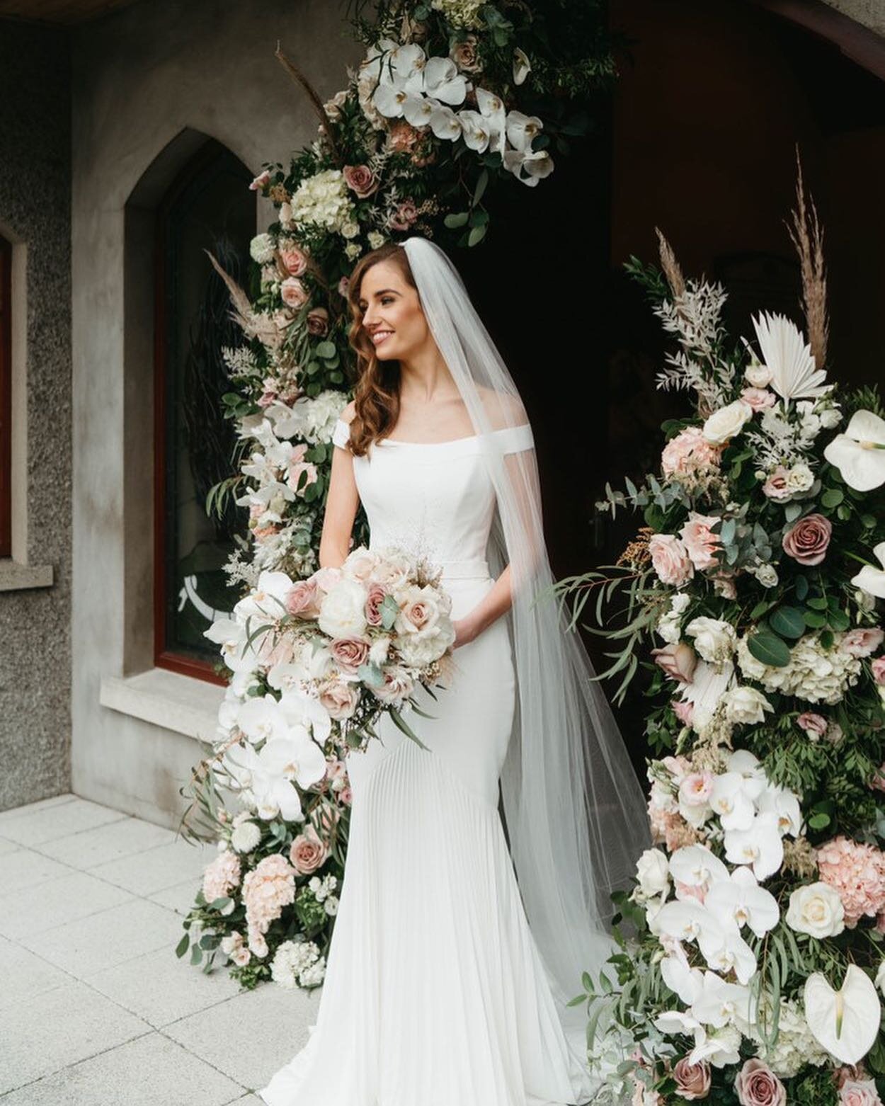 Sarah&hellip; one of our beautiful July brides 🌸💕 Amazing Photography by @sunandbeau ✨
#deconstructedarch #churchflowers #floralarch #orchids #phalaenopsis #blushpink #mauvetones #ceremonyflowers #bridalbouquet #bridesmaidsbouquet #peonyrose #eucal