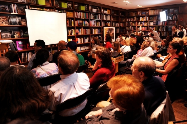 The audience at Books and Books in Coral Gables listening to the talk which was also available through live stream. La audiencia de Books and Books en Coral Gables escuchando a la charla que estuvo también disponible en live stream.