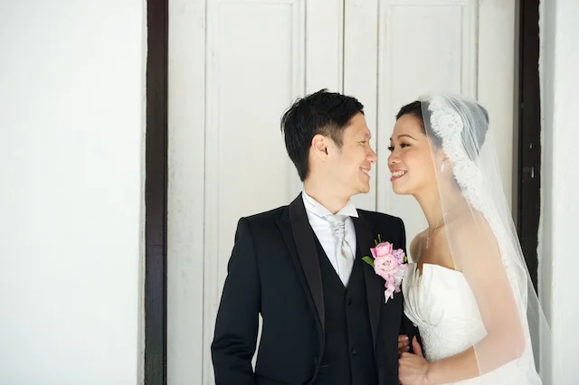 Hong-Kong-Park-wedding-bride-groom-portrait-session-door-happy