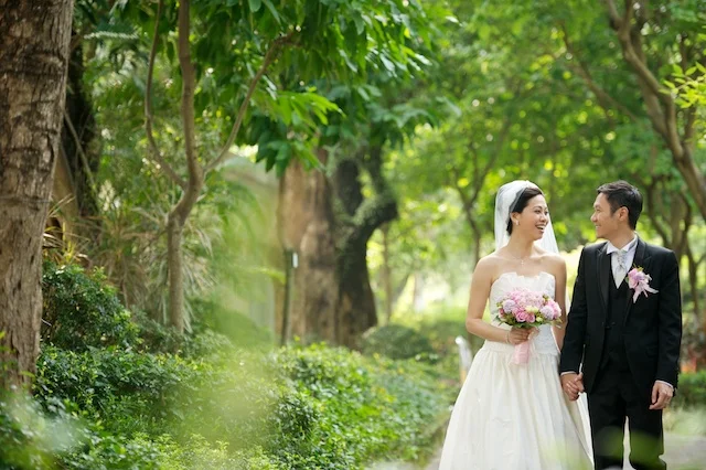 Hong-Kong-Park-wedding-bride-groom-portrait-session-happy-holding-hands
