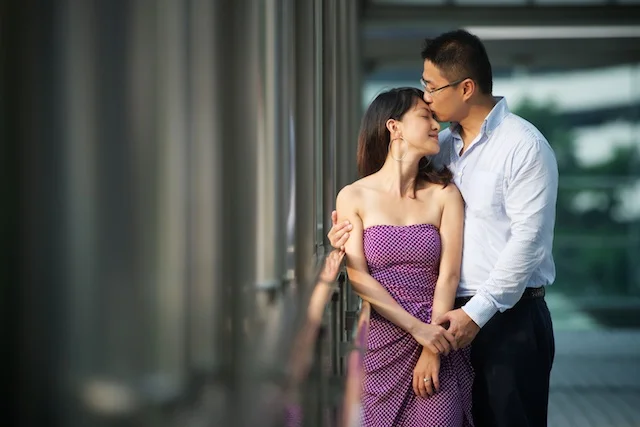 Hong-Kong-Park-engagement-photoshoot-couple-kissing-on-bridge