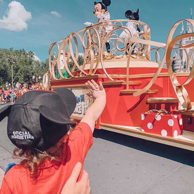 Kinda missing @waltdisneyworld ... kinda not missing the heat🌞 🍂#fallvibes #bringonfall #disneyworld #mickeymouse