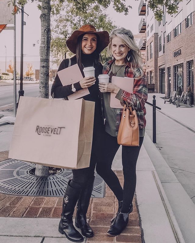 If the bag fits wear it...? 🤷🏻&zwj;♀️ I always have fun with this one, Christmas shopping &amp; girl time this last weekend was just the therapy I needed. But seriously though this bag was huge😳 we couldn&rsquo;t stop laughing about it as I bumped