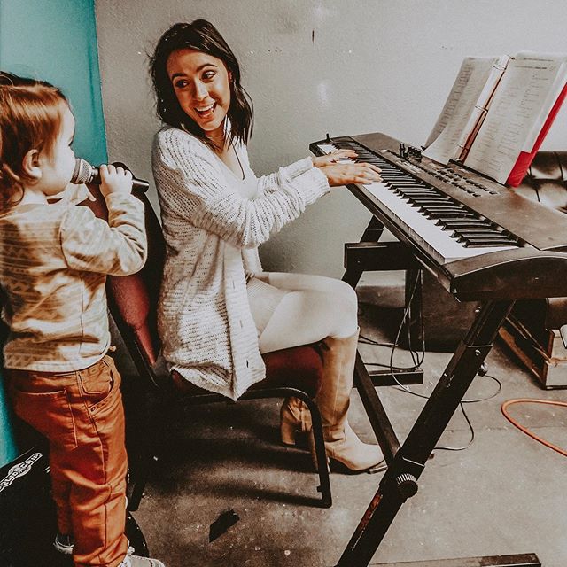 We had some help w/ green room warmups this morning before worship service &hearts;️ #momlife #worshipmusic  Thanks @mrsbrandigann for capturing these moments&hearts;️