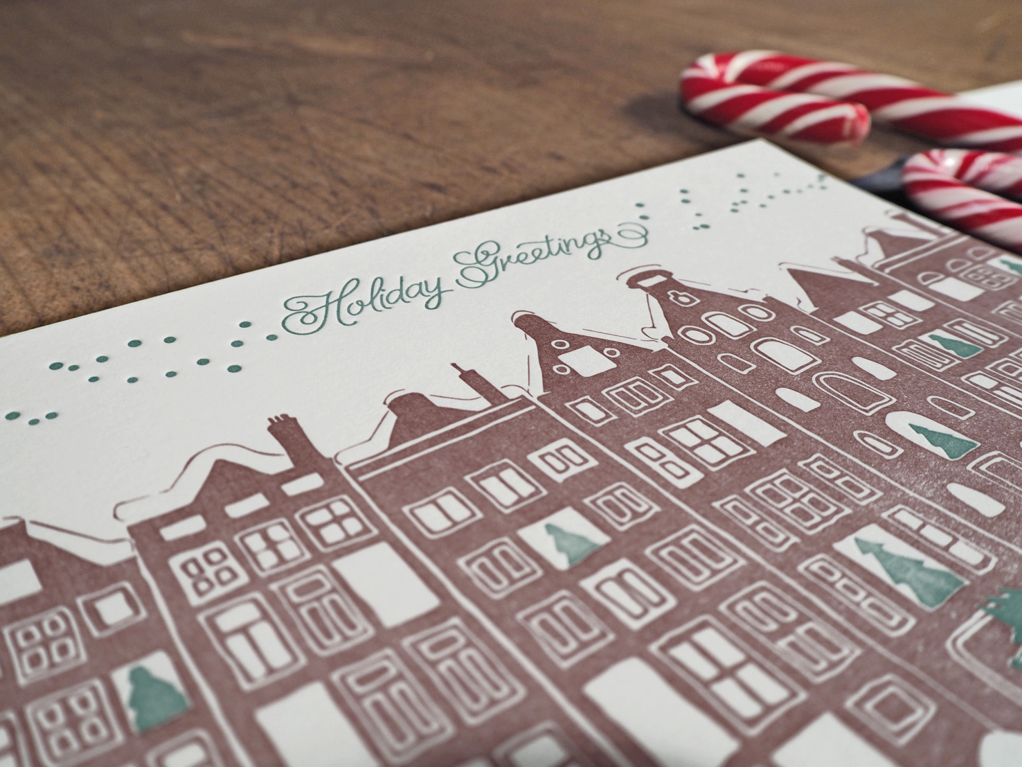 Letterpress Weihnachtskarte mit verschneiter Stadt