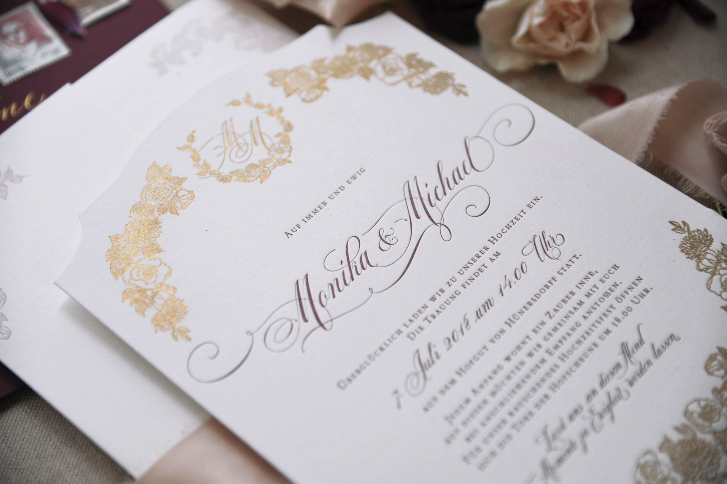 Maßgefertigte floreale Hochzeitspapeterie von Carissimo Letterpress