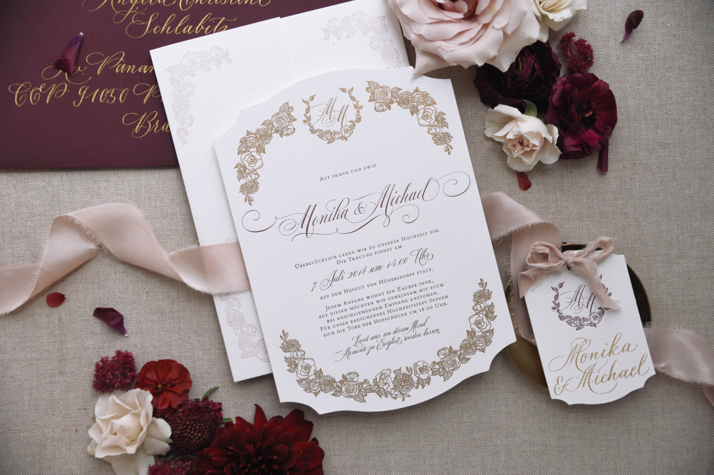 Maßgefertigte floreale Hochzeitspapeterie von Carissimo Letterpress