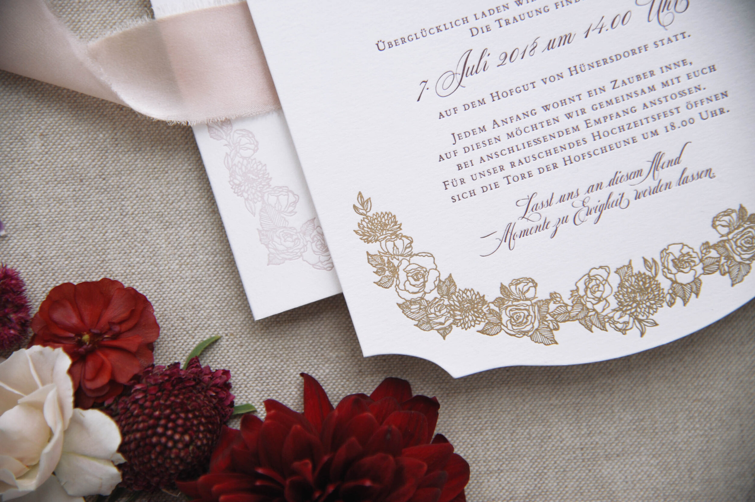 Maßgefertigte floreale Hochzeitspapeterie von Carissimo Letterpress