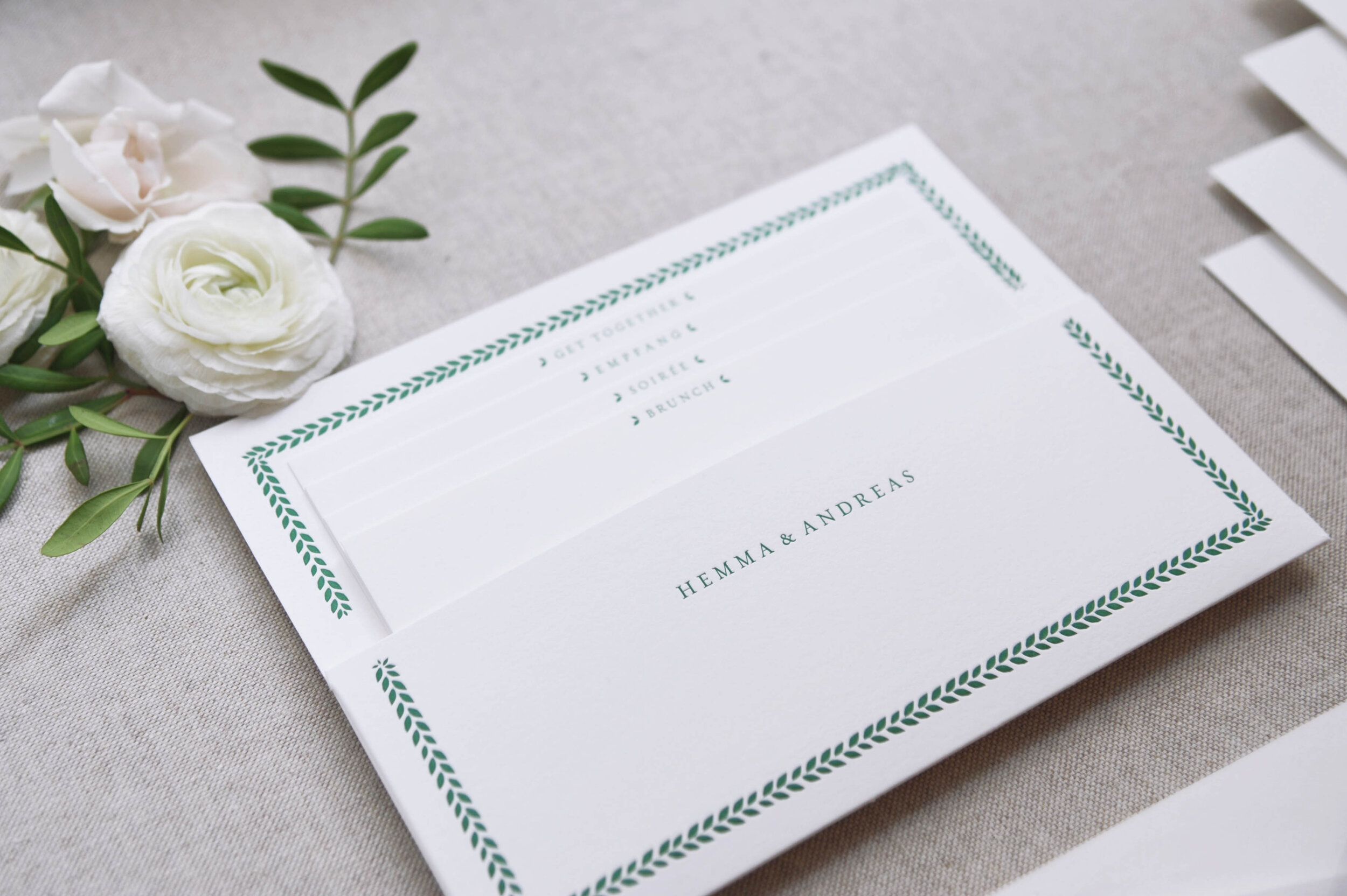 Klassische Hochzeitspapeterie mit Pocketfold & Einsteckkarten von Carissimo Letterpress