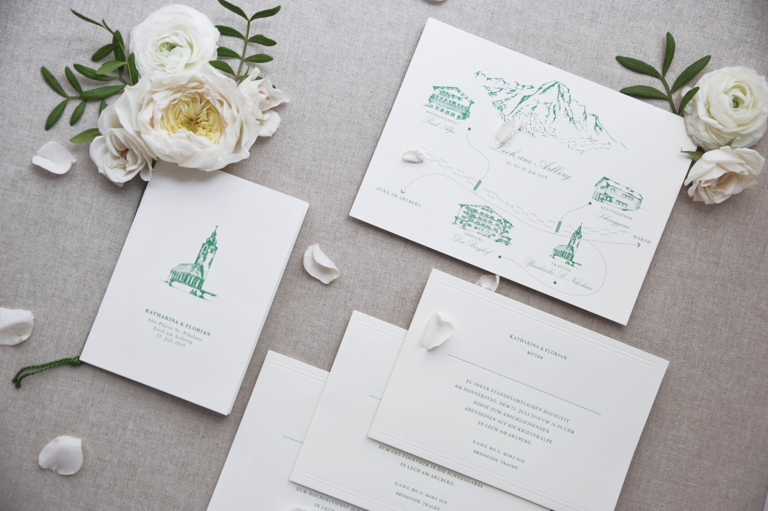 Maßgefertigte Hochzeitspapeterie mit Einladung, geprägtem Pocketfold, Kirchenprogramm & Location Map von Carissimo Letterpress