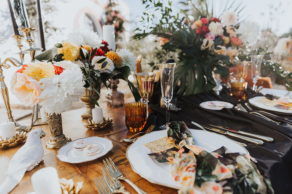 Glamorous tablesetting with dark floral accents during Ostuni Workshop 