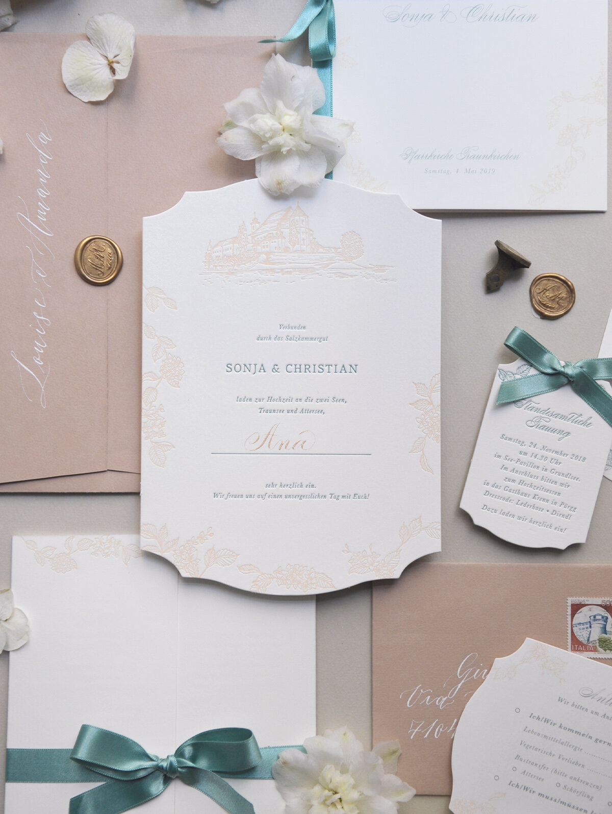 Maßgefertigte floreale Hochzeitspapeterie von Carissimo Letterpress mit gestanzter Einladung, RSVP Karte & Anhänger Kärtchen
