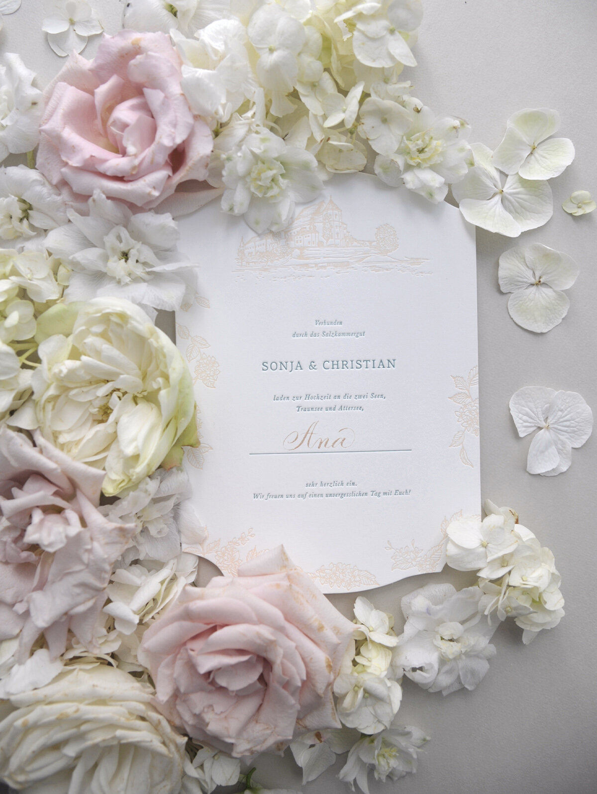 Maßgefertigte floreale Hochzeitspapeterie von Carissimo Letterpress mit gestanzter Einladung