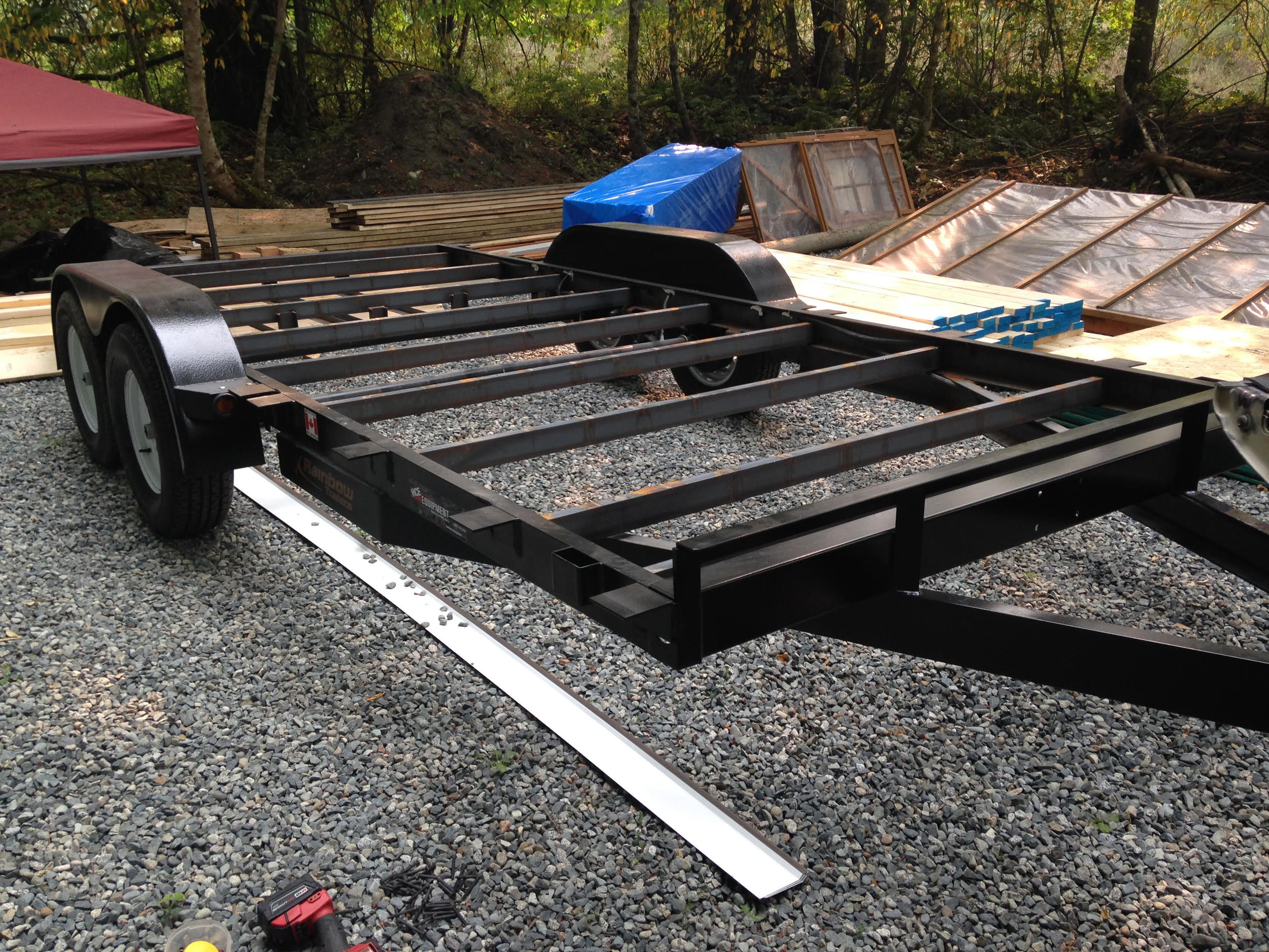 The additional flanges along the sides of the trailer allow us to build to the maximum allowable width.