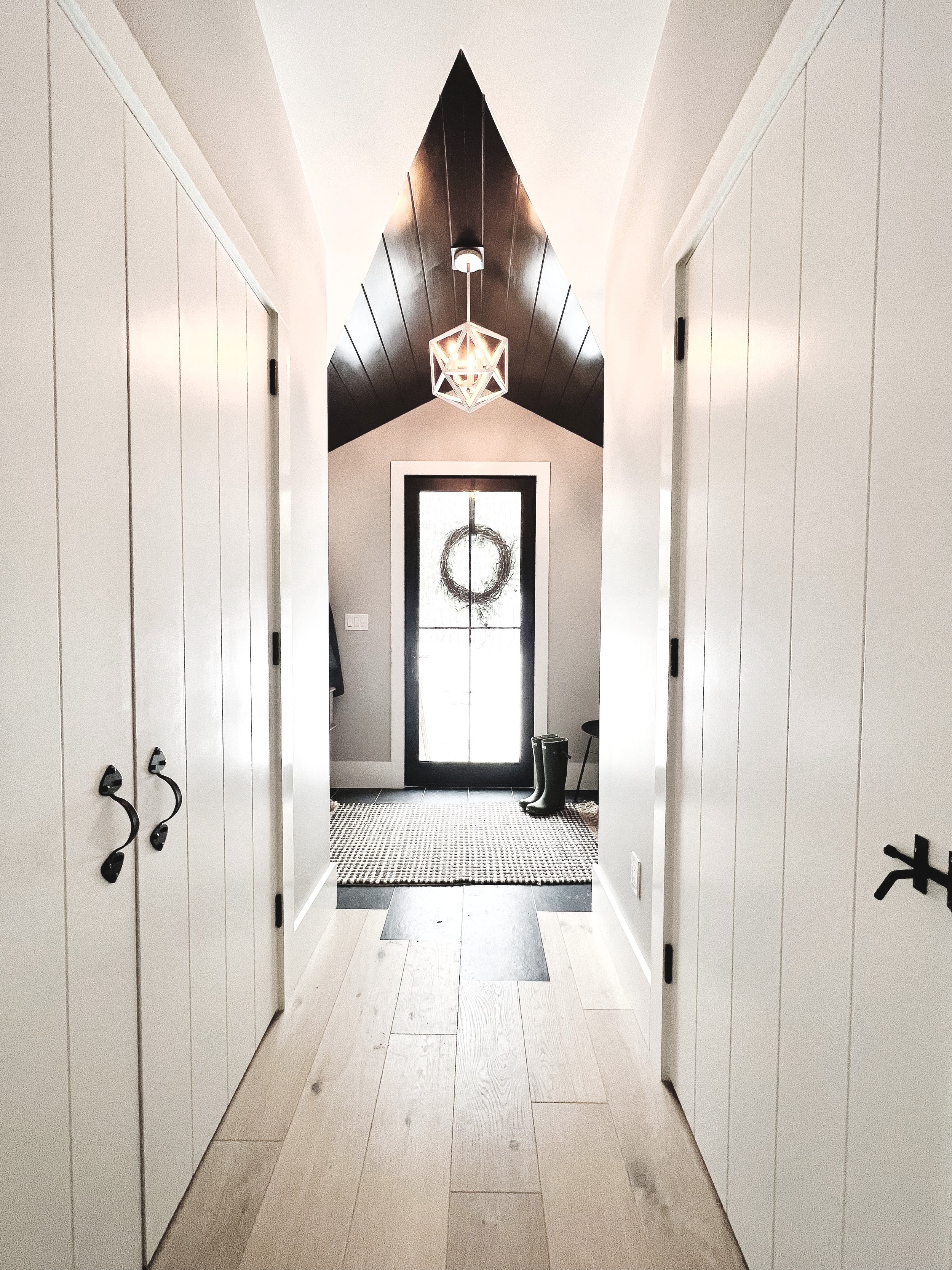 With our principal-driven, dedicated, and streamlined design-build team, we work with discerning clients to create distinctive, personal homes that are well built, functional, and welcoming.