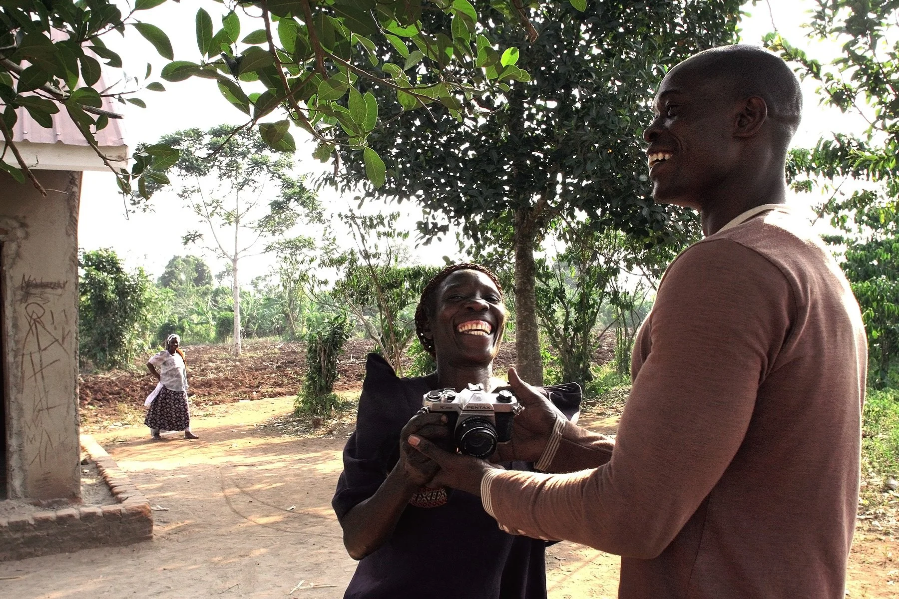 BESO Foundation Project Facilitator, Kaaka Hussein, helping WPC member Athieno Jane learn how to use her camera for her very first time. 