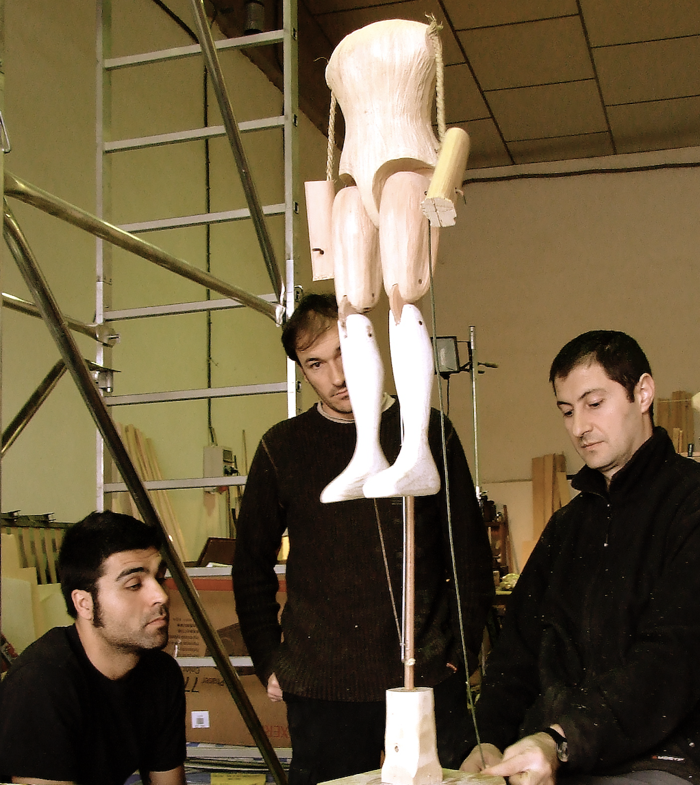 Jesús Caballero (left) constructing a puppet for the máquina real . Photo courtesy of Luis Caballero.