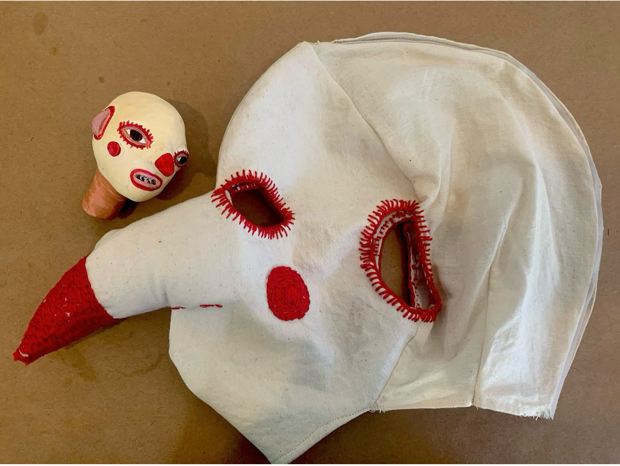 A full sized cloth mask of the puppet head made earlier which in turn was influenced by the home sewn look of the old Mummers’ face coverings. Photo by Deborah Hunt. Una máscara de tela a tamaño real de la cabeza del títere creada anteriormente,