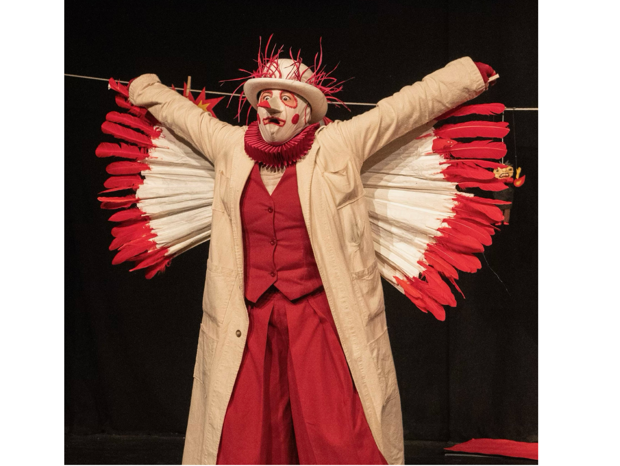 Wings inspired by the AI image and constructed for the production. Photo: Richard Termine. Alas inspiradas en una imagen generada por IA y fabricadas para la obra. Foto: Richard Termine.