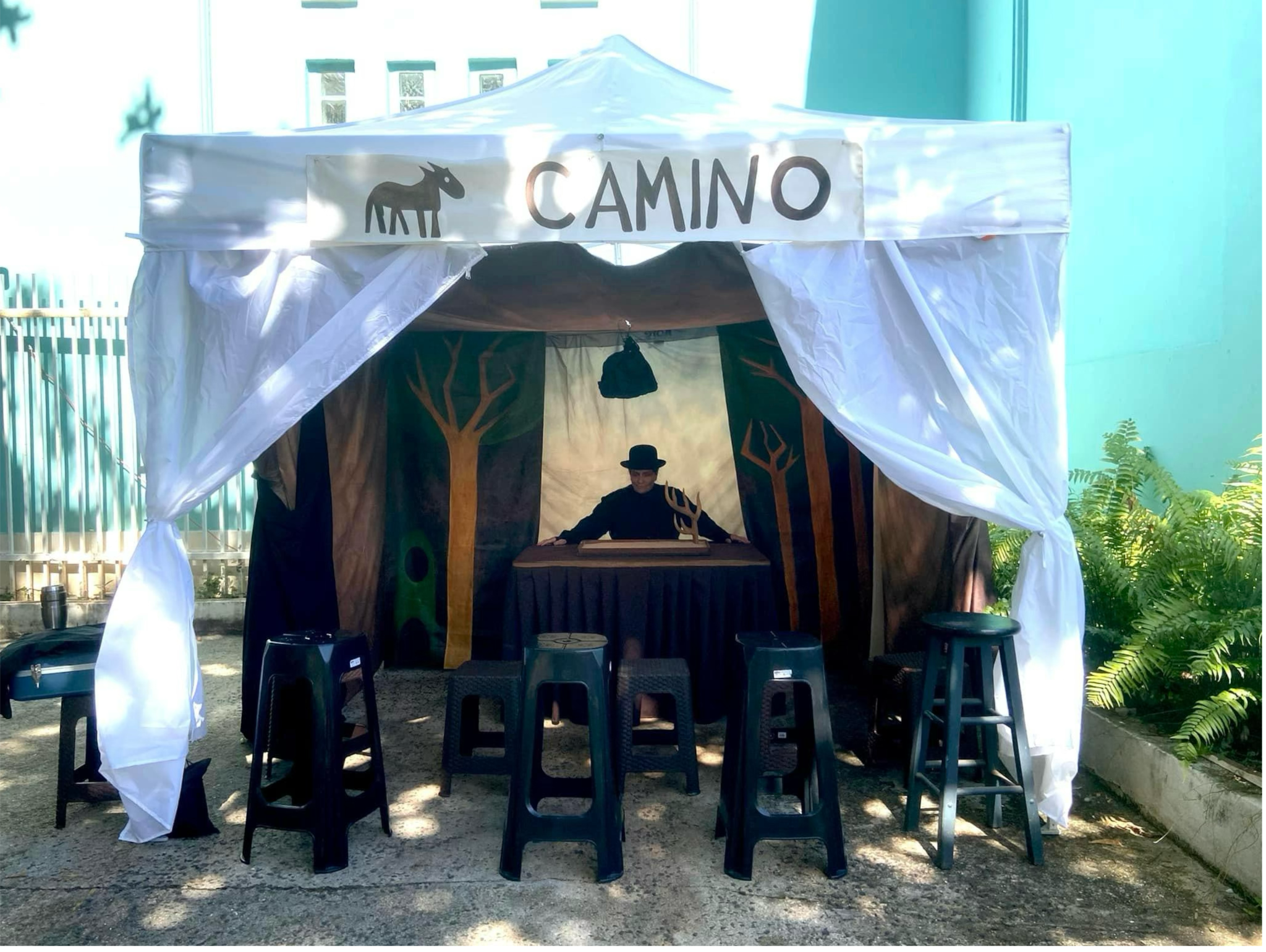 Tent performance space for Camino. Photo Mary Anne Hopgood. Espacio escénico dentro de la carpa para Camino. Foto: Mary Anne Hopgood.