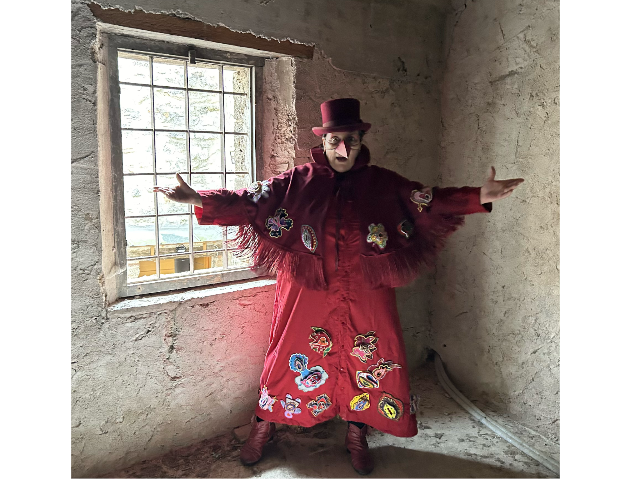 First first costume for Camino used as prompt for Midjourney. Photo by Teresa Ruggeri. Primer traje para Camino utilizado como indicación visual para Midjourney. Foto de Teresa Ruggeri.