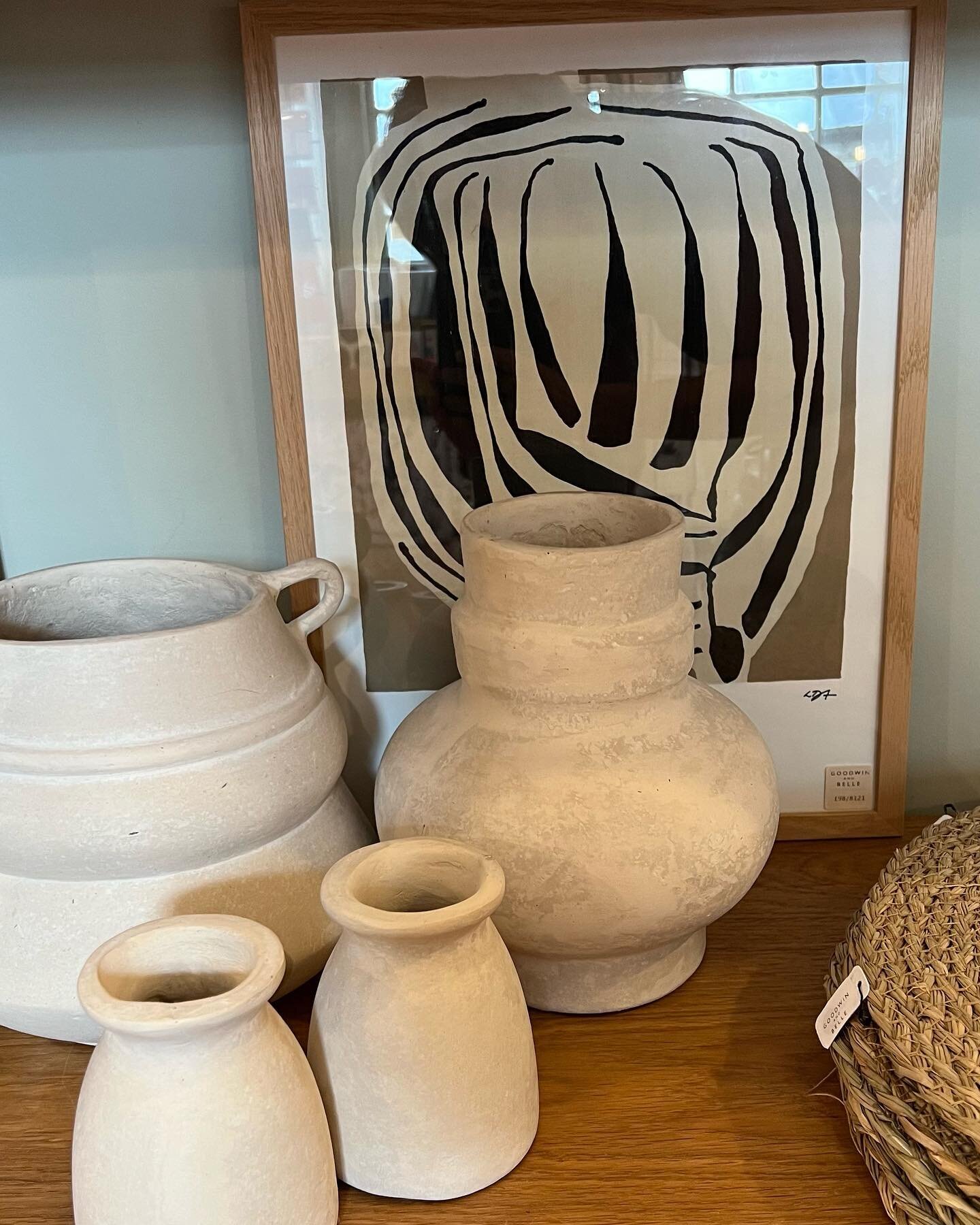 New neutrals 🤍🤍 #simpledesign #vases #textures #rattanplacemats #neutralpallette #homewares #consideredlivingspaces #uppingham #oakham #rutland #leicester #goodwinandbelle #shoplocal