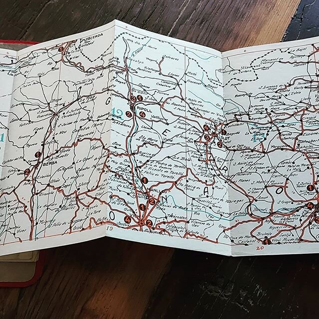 Here at Classic Catalunya we don't just love classic cars, we are also into vintage books. A little while ago we picked up this little gem, really comes in handy now we are confined indoors. It's a travel guide from 1933, made for car owners to plan 
