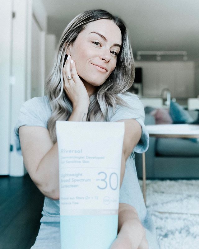 Best kept secret ever! @riversolskincare SPF 30 TINTED Sunscreen! (Get all the deets in my latest blog post.)☀️
.
You will legit never use another sunscreen on your face. Makeup goes on flawless over top - that&rsquo;s IF you decide to wear any at al