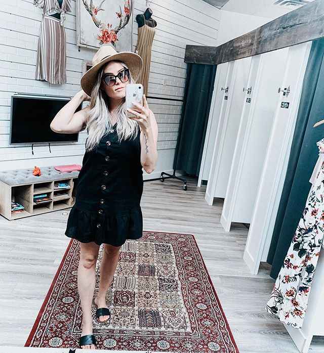 I had such a fun time shopping at @shophunnis today. If you haven&rsquo;t done so already, check out my stories for a try-on sesh! I&rsquo;m all set for summer.
.
PS, that&rsquo;s a TV and kids toys behind me in the change room. I bring Hudson shoppi