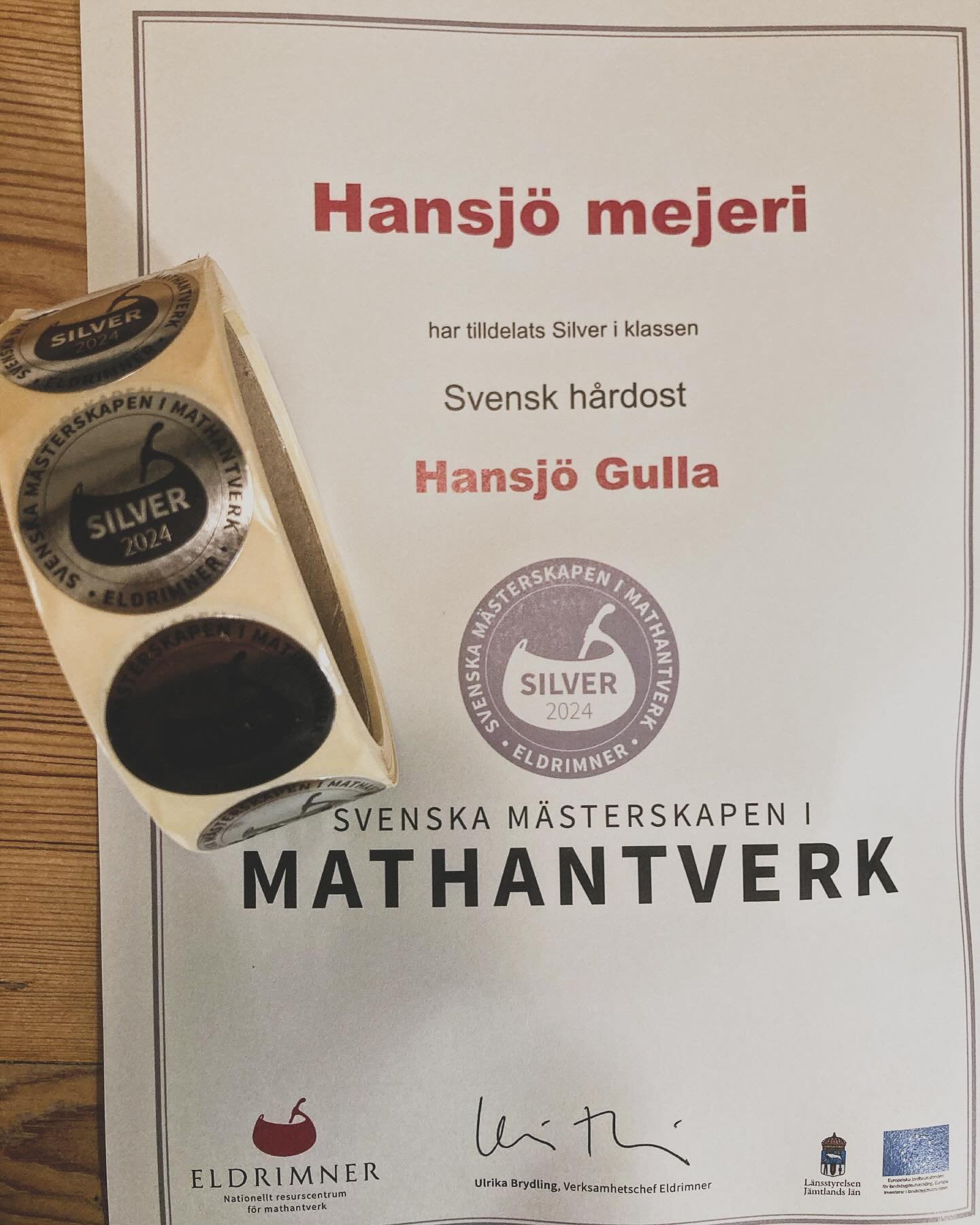 🥈 Gulla tog silver i &aring;rets SM 🥈
 
Vi har ju gl&ouml;mt att ber&auml;tta att v&aring;r h&aring;rdost Gulla tog silver i klassen svensk h&aring;rdost i &aring;rets mathantverks-SM, som h&ouml;lls i september 😊🥳
