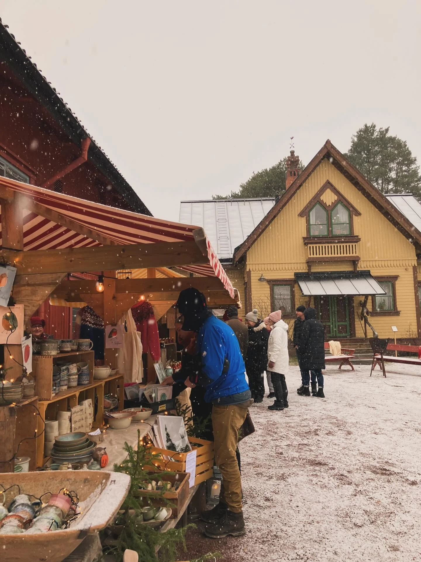 Idag st&aring;r vi p&aring; urmysiga Zorns julmarknad i Mora 11-17! 
Kom &aring; njut av en traditionell julmarknad! 🎅❄️🎄

Vi finns &auml;ven representerade p&aring; f&ouml;rsamlingshemmet i Orsa 🤶🎄