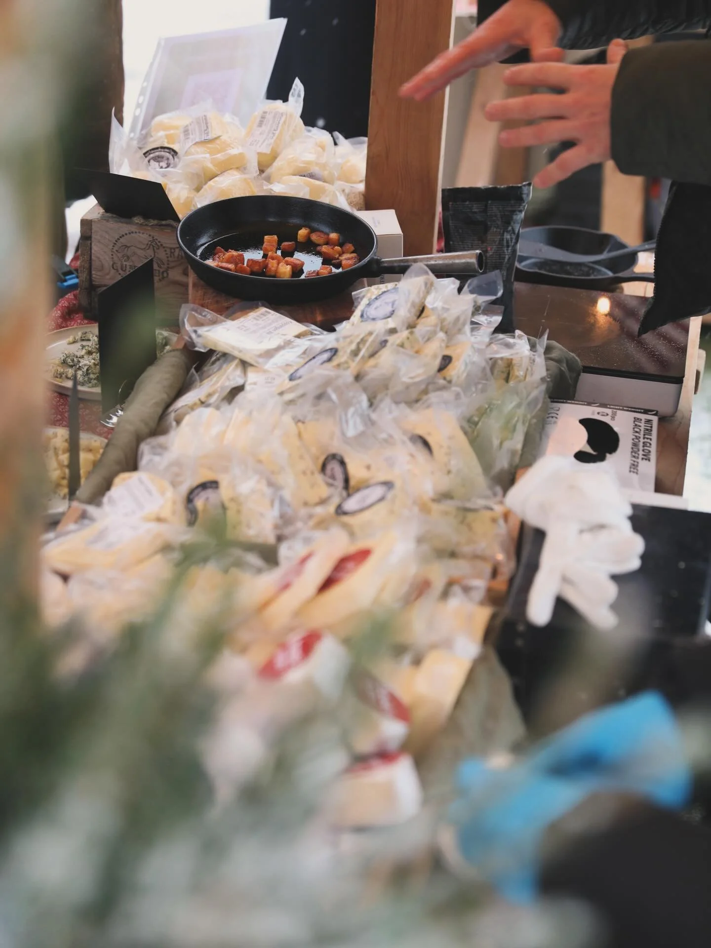 Idag &auml;r vi p&aring; julmarknad p&aring; @falugruva. B&aring;de vi &aring; bes&ouml;karna besv&auml;ras inte av regnet! Det &auml;r ju s&aring; otroligt mysigt &auml;nd&aring;. Kom hit &aring; smaka vi har massor av smakprov! 🎄🤶🌧️