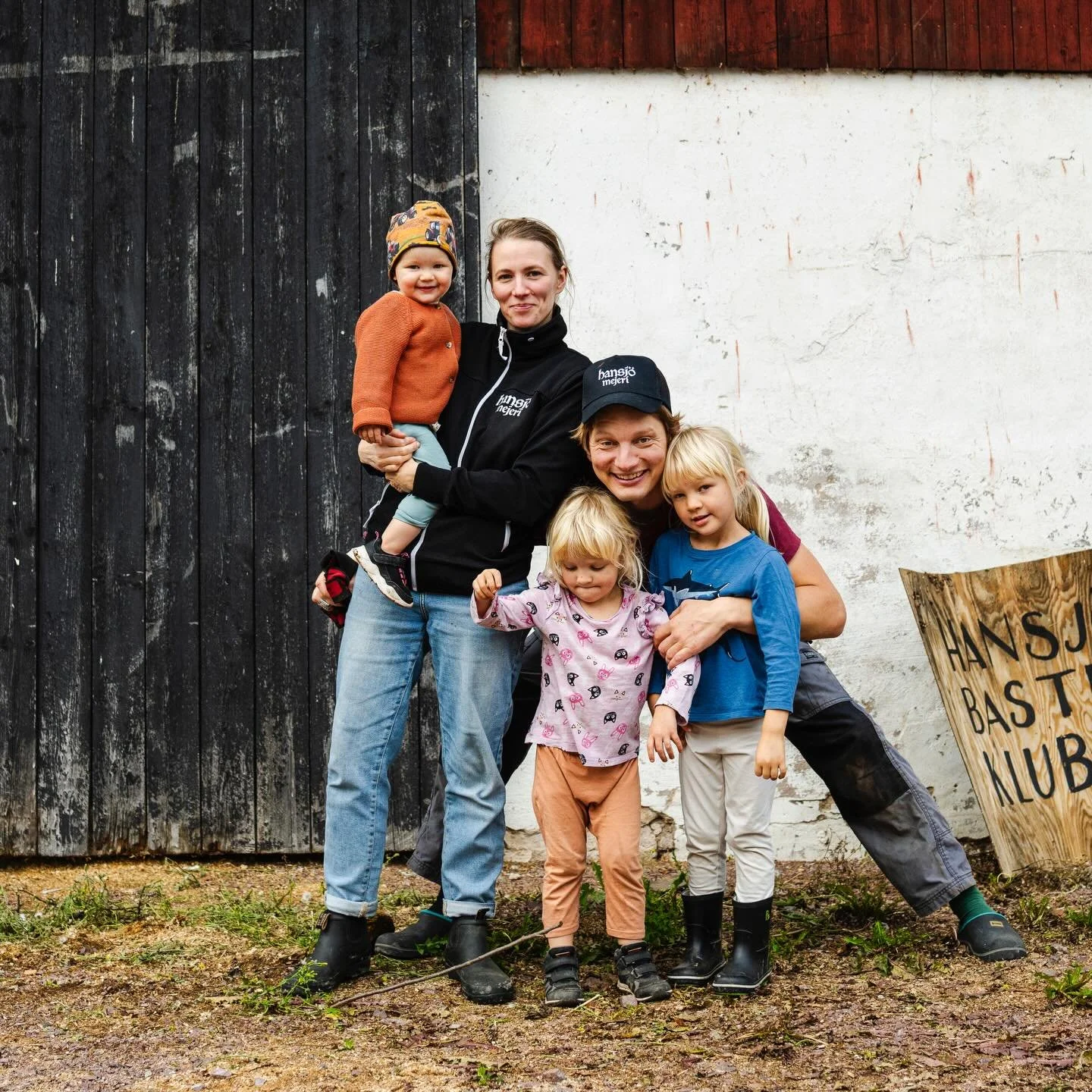 👋 H&auml;r &auml;r vi, generation tv&aring; i familjen Daniels - Bj&ouml;rn och Nicolina och v&aring;ra tre barn. 
Bj&ouml;rns f&ouml;r&auml;ldrar Anita och Kent grundade mejeriet 2004. Generationsskiftet p&aring; mejeriet skedde 2019 och Bj&ouml;rn